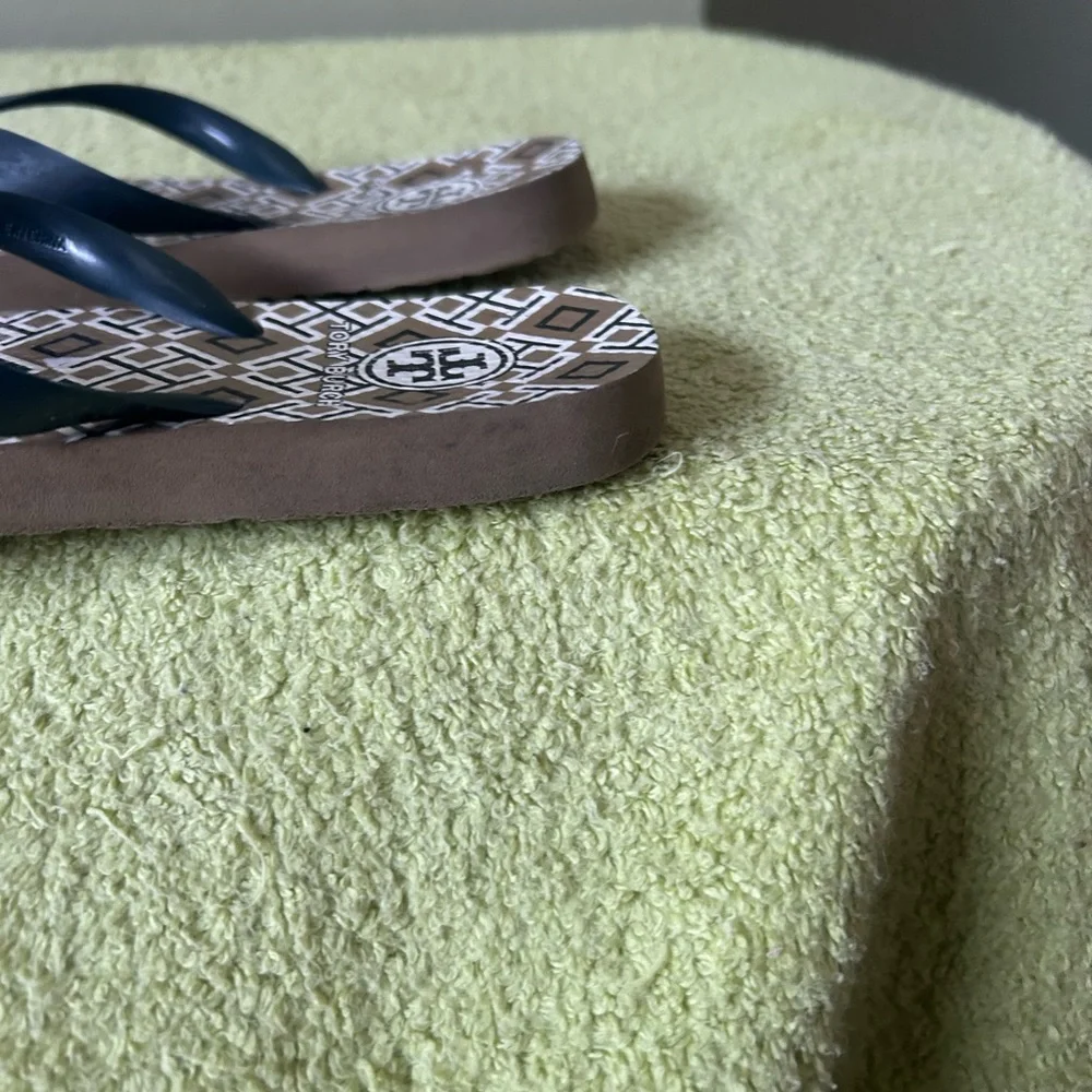 Tory Burch Geometric Print Flip Flops With  navy Blue  Straps. - Picture 9 of 9